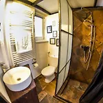 Rustic Flat With Perfect Location Apartmán