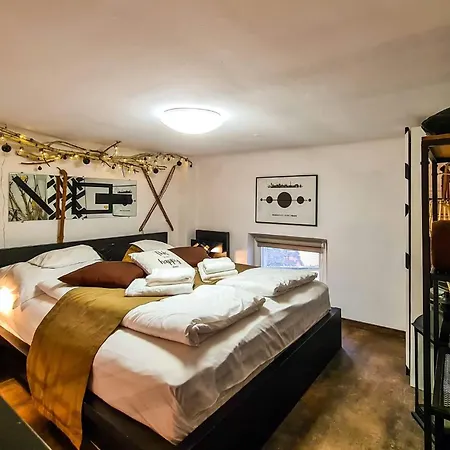 Rustic Flat With Perfect Location